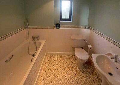 Bathroom decorating by Whitechappell Property Maintenance